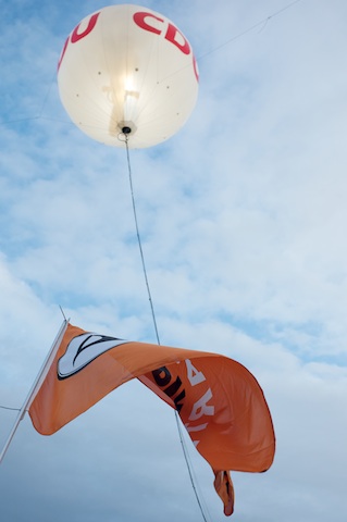 CDU-Ballon und Fahne der Piraten-Partei