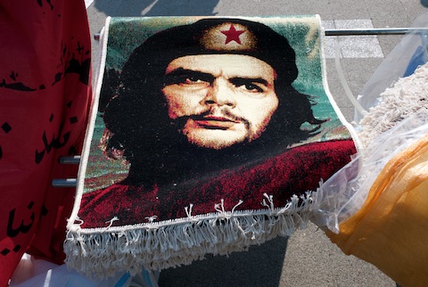 Teppiche mit Che-Guevarea Motiv auf der  1.Mai-Kundgebung
