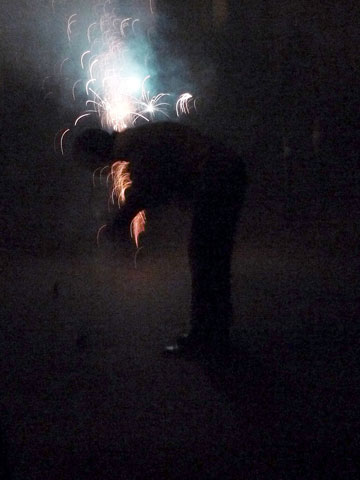 Mann zündet Feuerwerk an 01.01.2009