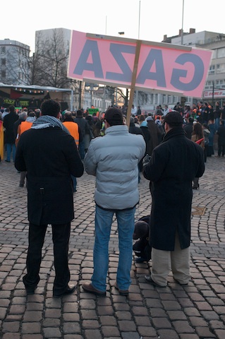 Demonstrierende mit Plakat: Gaza