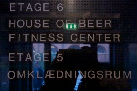 Schild: 6.Etage Fitness Center/House of Beer