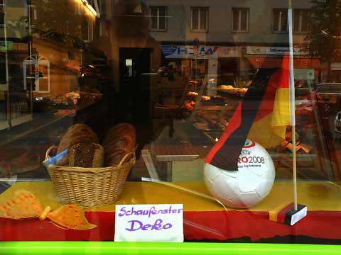 Schaufenster einer Bäckerei in Hannovers Nordstadt. Schild im Fenster mit der Aufschrift Schaufenster-Deko.