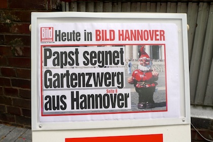 Zeitungsaufsteller mit Bild-Zeitung: Papst segnet Gartenzwerg aus Hannover