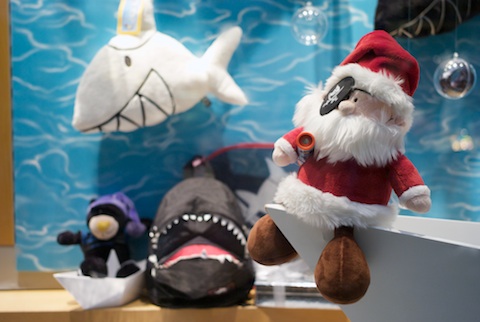 Schaufensterdekoration eines hannoverschen Kaufhauses: Weihnachtsmann mit Piratenklappe